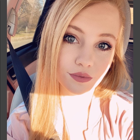 Meet your Posher, Courtney - Picture 1 of 1